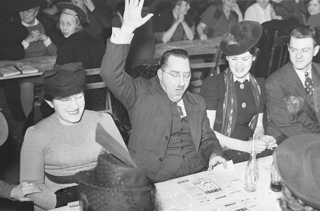 Spieler beim gemeinsamen Bingo